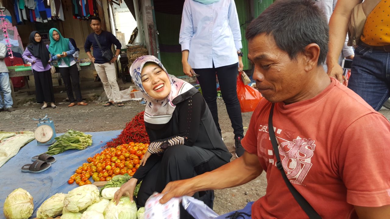 Blusukan di Pasar Pagi Krui Sebelum Kampanye, Nunik Minta Dibuatkan Jamu