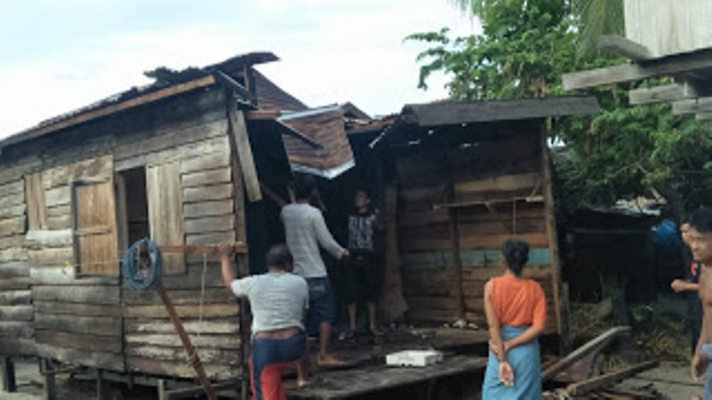 Angin Puting Beliung Mengamuk, Beberapa Rumah dan PLTS Kampung Balikukup Rusak Parah