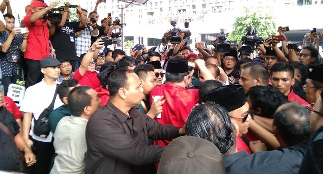 Bentrok Massa PDIP dan Perindo di Depan KPU RI