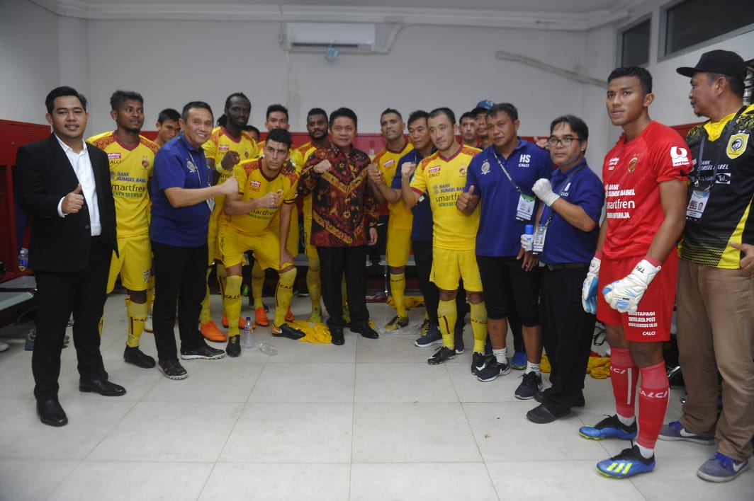Gubernur Sumsel Masuk Ruang Ganti, Sriwijaya FC Terancam Denda. Ini Regulasi Yang Dilanggar