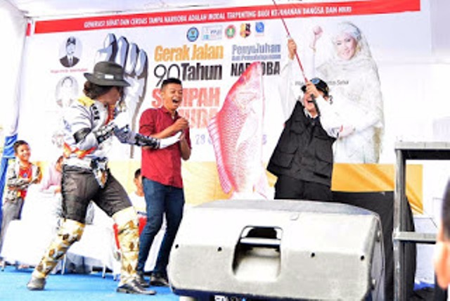 Gegerkan Car Free Day, Brigjen Viktor Aksi Sulap “Tancapkan” Pisau ke Leher Peserta