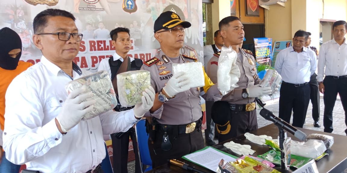 Bawa sabu 8 Kg Dalam Ban Serap Fortuner, Warga Dumai Diamankan