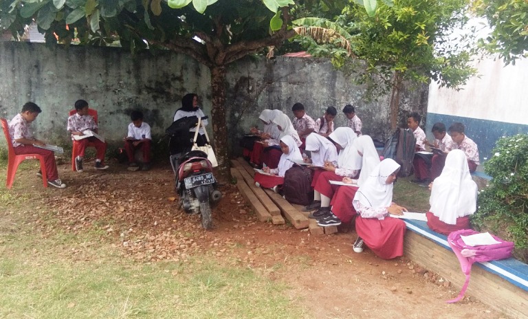 Siswa SDN 3 Pasar Krui UTS di Halaman Sekolah Lain