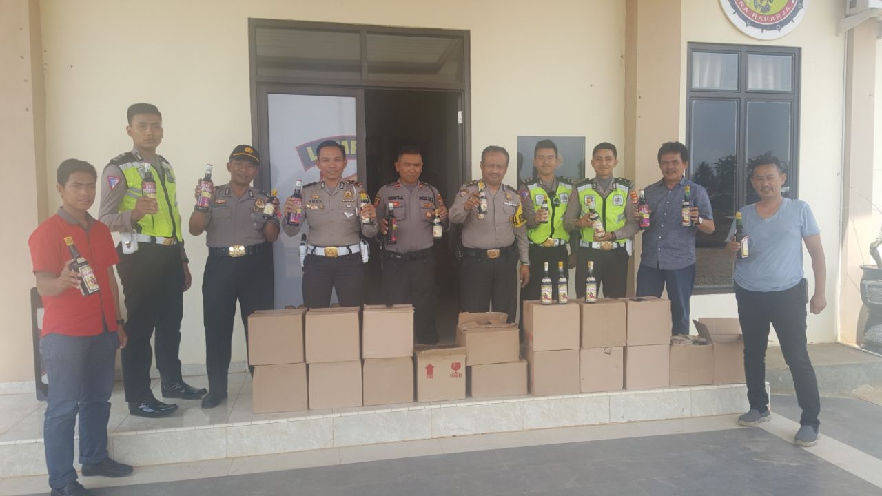 Rajia Miras Polres Pesawaran Amanakan Ratusan Liter Tuak dan Botol Miras