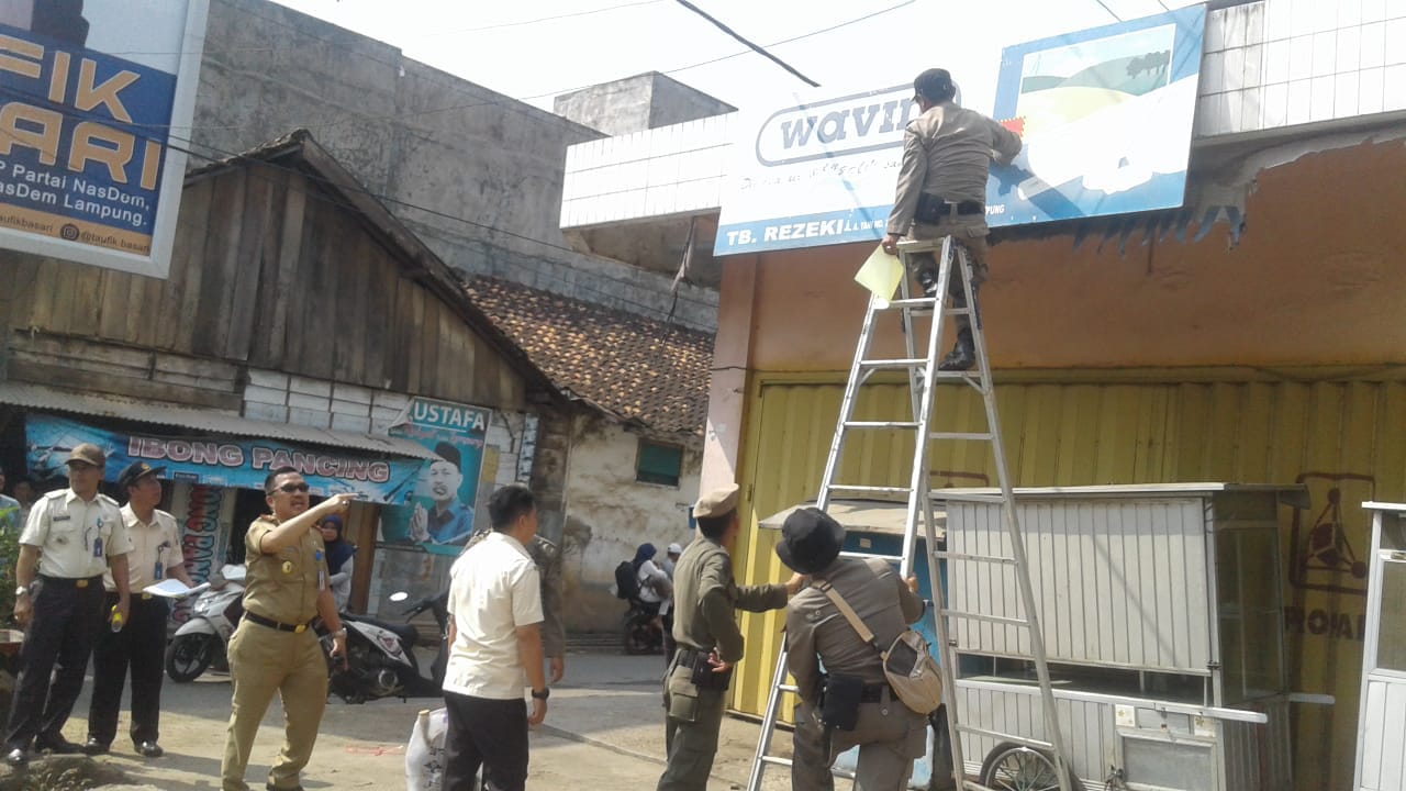 Bandel Tidak Bayar Pajak, Sat Pol PP Copot Paksa Atribut Iklan