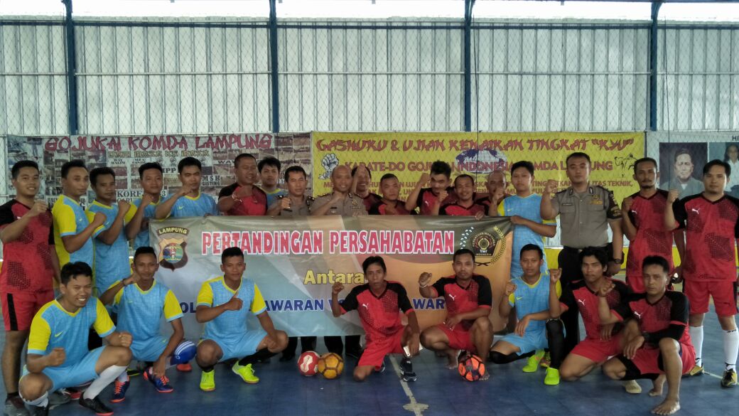 Polres Pesawaran Tanding Futsal Persahabatan Dengan Wartawan
