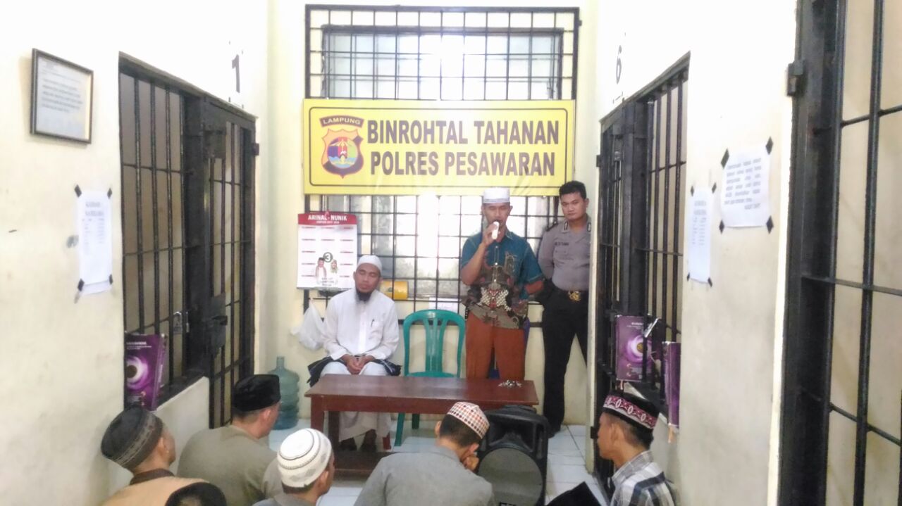 Dihari Kedua Ramadhan Polres Pesawaran Berikan Tausiah Kepada Tahanan Pria dan Wanita