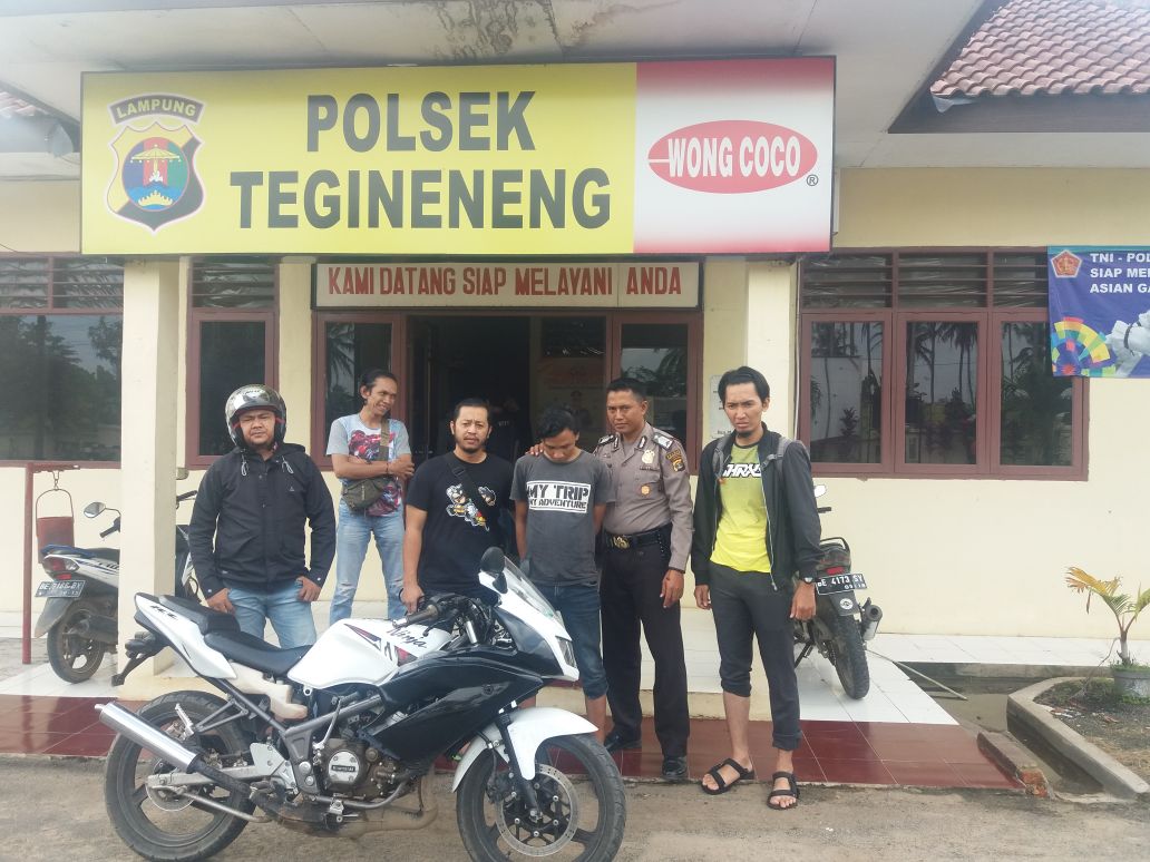 Anggota TNI-AU Datangi Polsek Tegineneng Serahkan Pemuda Terlibat Curanmor