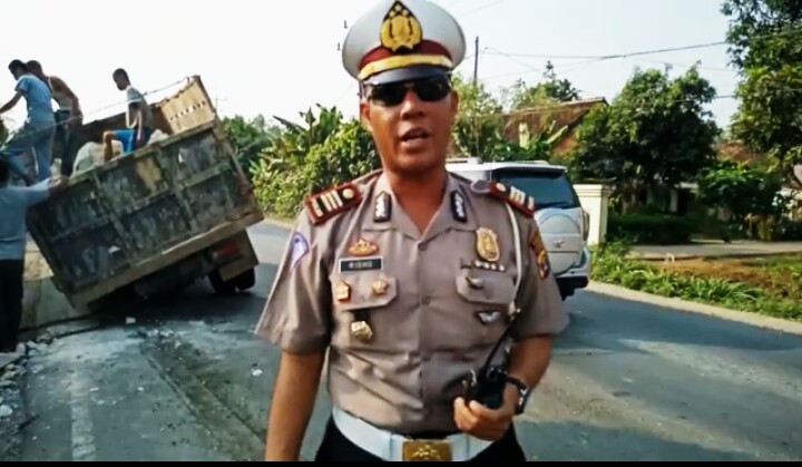 Satlantas Evakuasi Truk Mogok Yang Akibatkan Macet Di Jalinteng