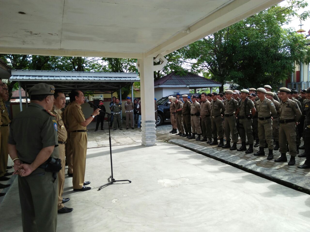 Pertanyakan Kejelasan, Ratusan Pol PP Datangi Kantor Pemerintah Kabuten Pesibar