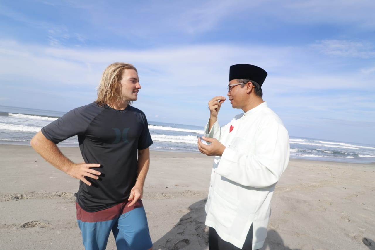 Ketika Ahmad Jajuli Ngobrol Dengan Bule Selandia Baru di Tanjung Setia