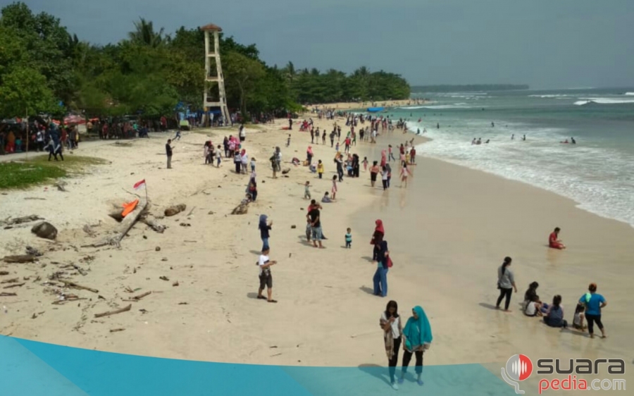 Pantai Labuhan Jukung Dipadati Ribuan Pengunjung