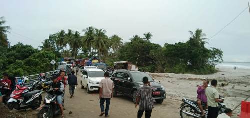 Akses Jalan Terputus, Ratusan Kendaraan Mangkrak di Jalan Lintas Barat