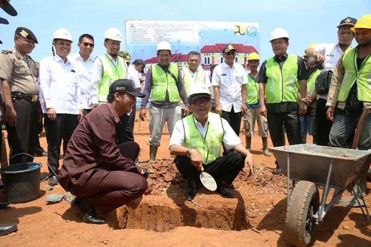 Bupati Pesibar Letakkan Batu Pertama Pembangunan Rumah Nelayan