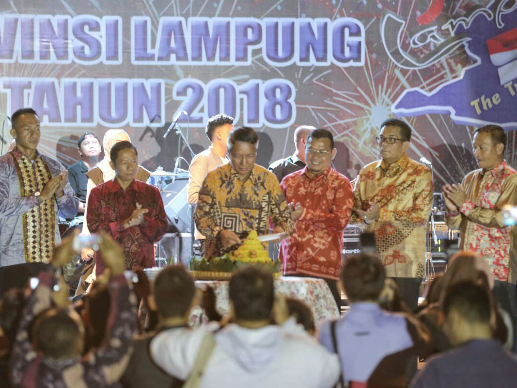 Malam Puncak HUT Lampung Ke-54 Dirayakan Dengan Syukuran Dan Pesta Rakyat
