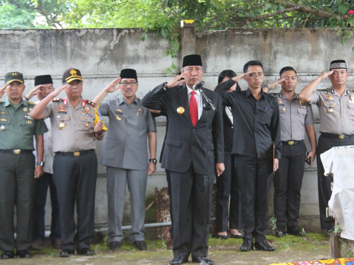 Pjs. Gubernur Pimpin Upacara Pelepasan Syamsurya Ryacudu ke Tempat Peristirahatan Terakhir