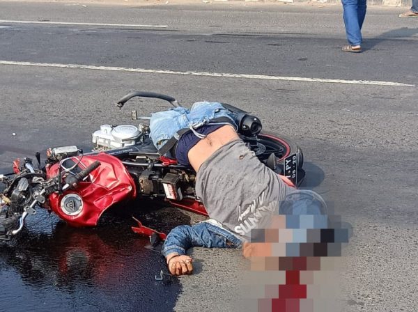 Vixion Adu Kambing Dengan Pick-Up Mitsubishi Strada di Jalan Lintas Sumatera Dua Pengendara Motor Tewas