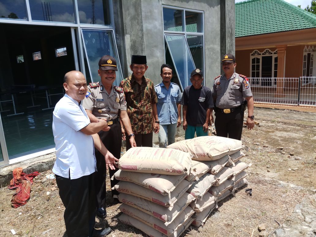 Peduli NU, Polres Lampung Utara Bantu Puluh Sak Semen
