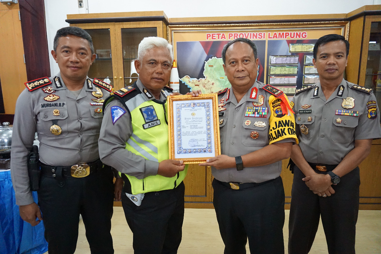Kapolda Lampung Beri Penghargaan Kepada Iptu Muhammad Anis
