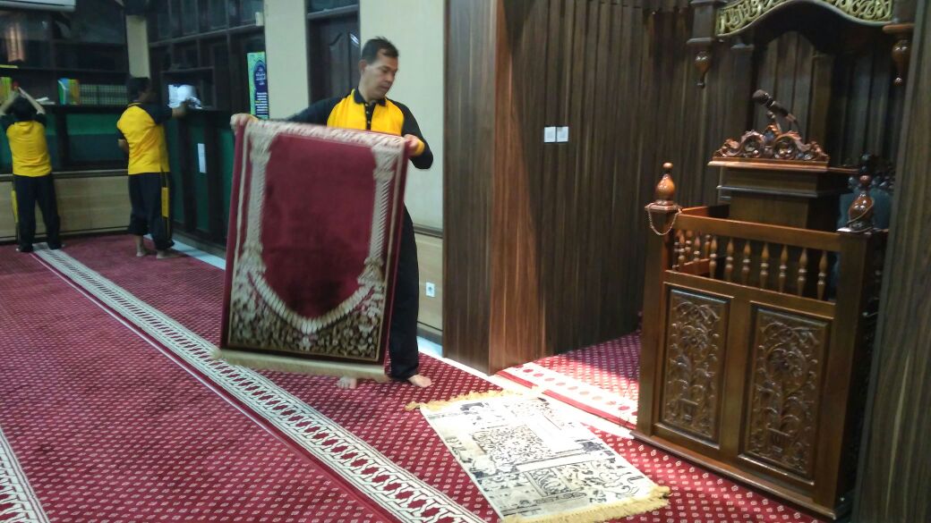 Isra Mi’raj Polres Metro Jakarta Barat Bersihkan Masjid