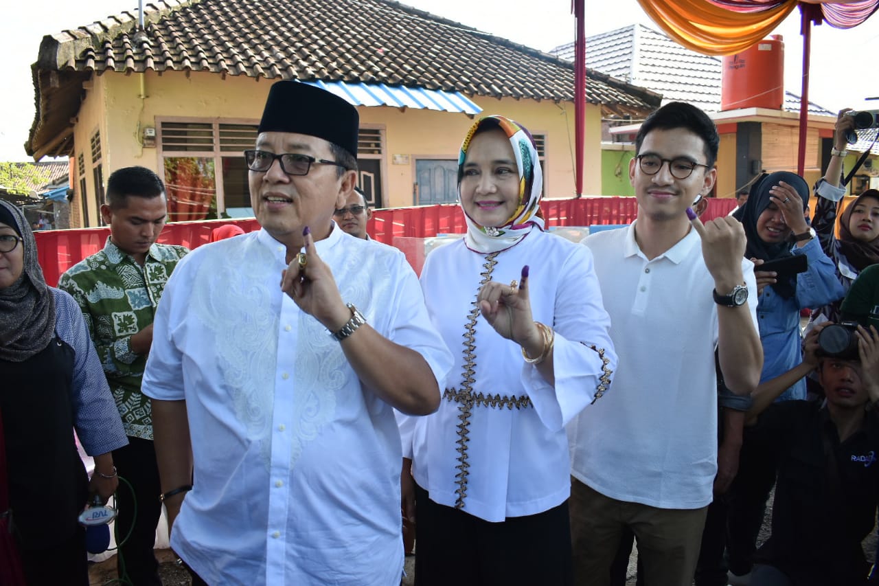 Bersama Istri dan Putranya, Arinal Djunaidi Salurkan Hak Suaranya di TPS 13