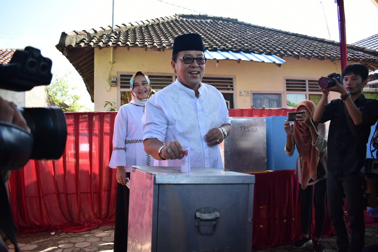 Usai âCoblosanâ, Arinal Ziarah ke Makam Putri Keduanya