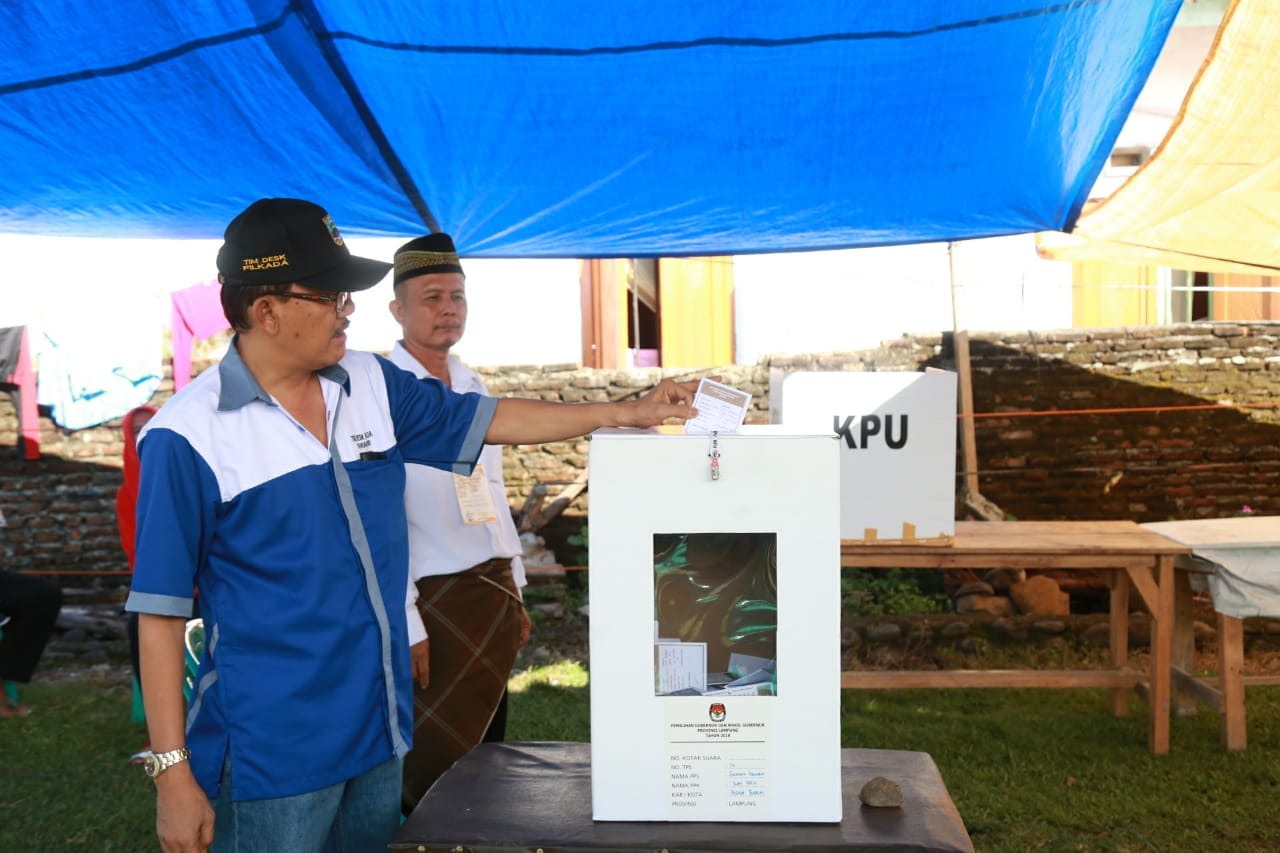 Bupati Pesibar Berikan Suara di Pilgub Lampung