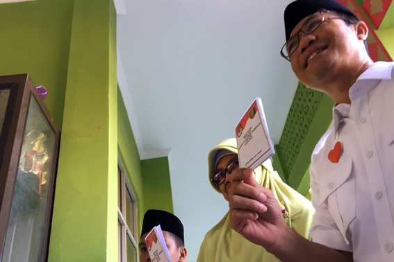 Berjalan Kaki, Ahmad Jajuli Datangi TPS 15 Gedongair