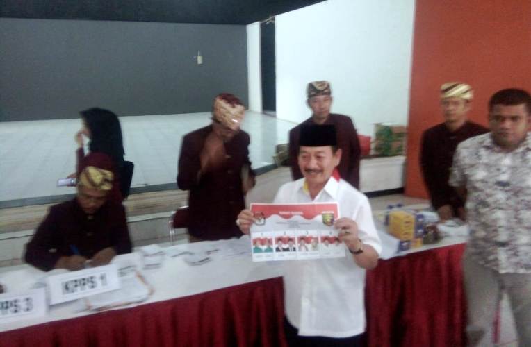 Bersama Istri dan Anak, Herman Hasanusi Gunakan Hak Pilih di TPS 5 Taman Budaya