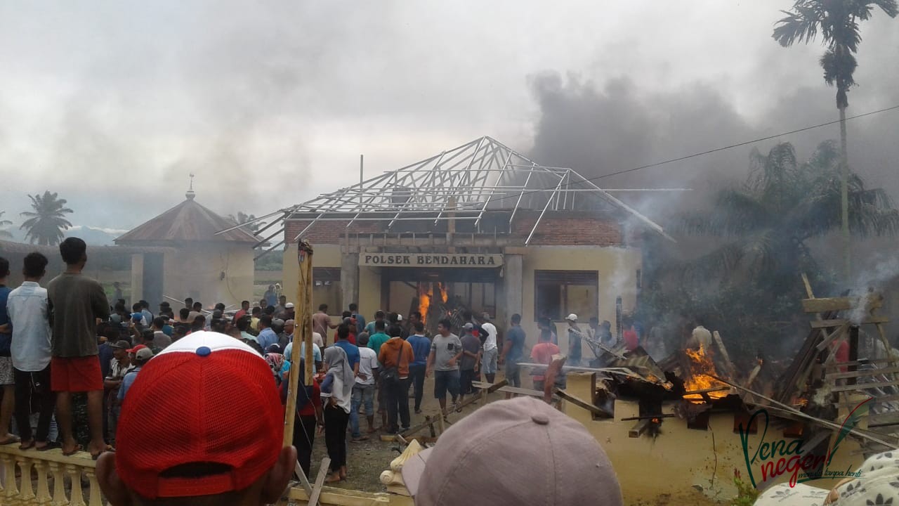 Ditangkap Sehat 10 Jam Tewas Diduga Tak Wajar Warga Bakar Kantor Polsek