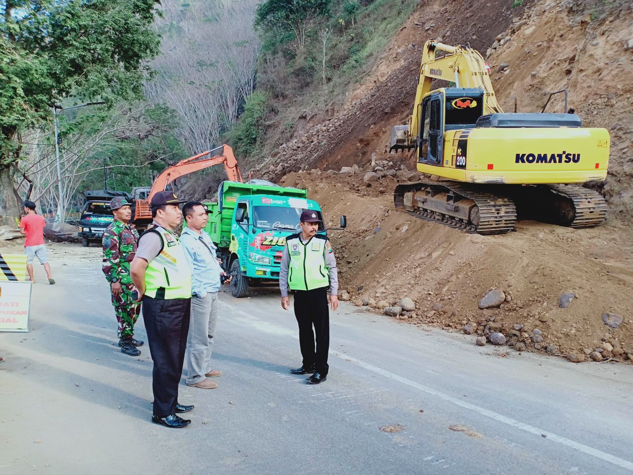 Tebing Longsor Akibat Pelebaran Jalan Trenggaek-Ponorogo Lumpuh Total