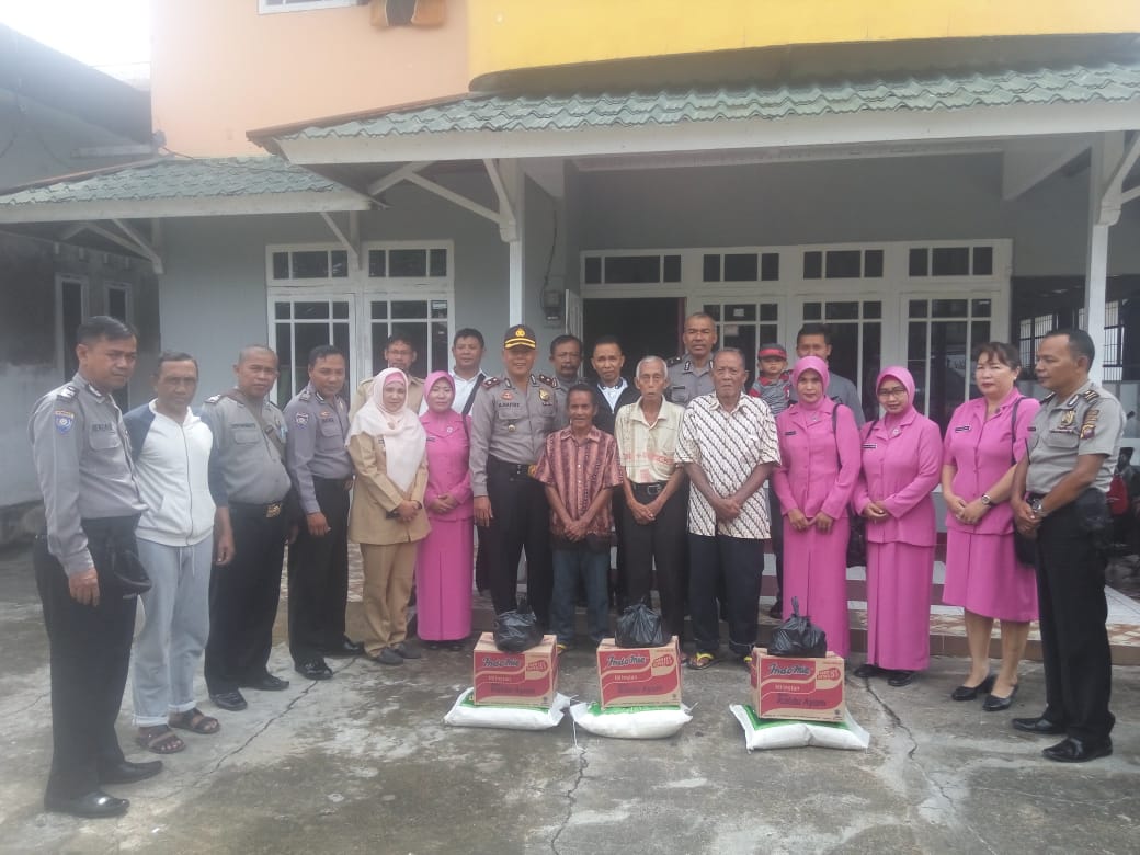 Kapolsek Pontianak Timur Santuni Warganya Yang Kurang Mampu