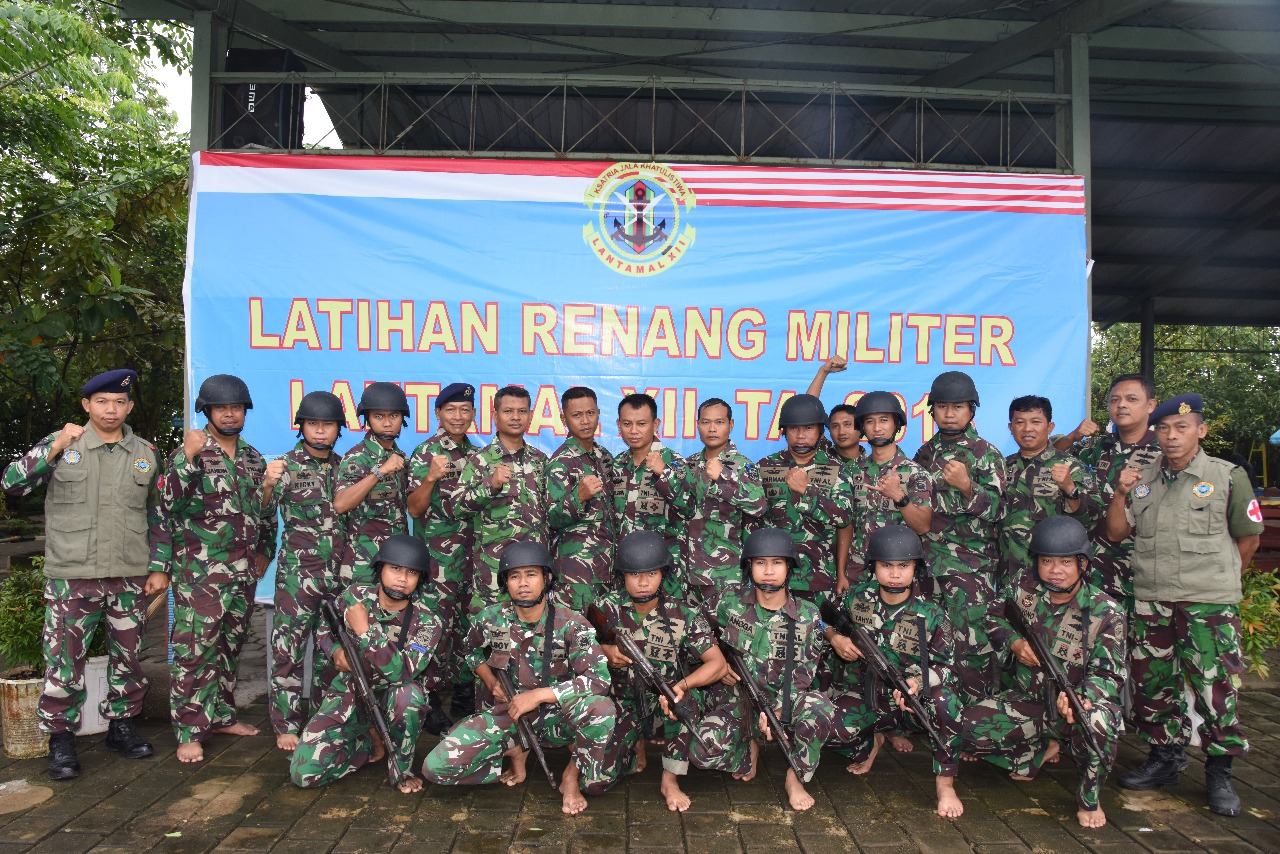 Prajurit Lantamal XII Pontianak Asah Latihan Renang Militer TA 2018
