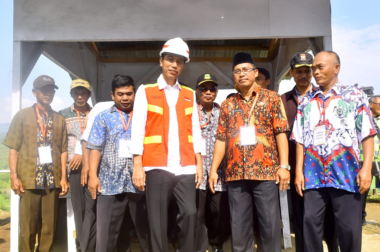 Tinjau Bendungan Kuningan Presiden Jokowi Betharap Bisa Aliri 3 Ribu Hektare Sawah