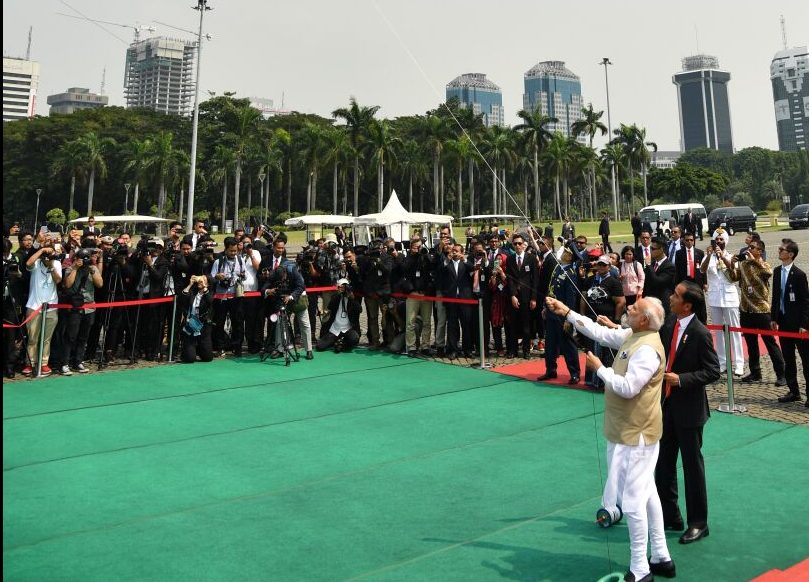 Presiden Jokowi dan PM Modi Bermain Layangan di Monas