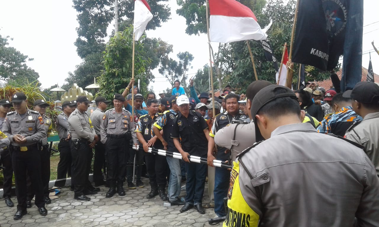 Ratusan Warga Banyumas Kepung Kantor Pengadilan Kota Agung