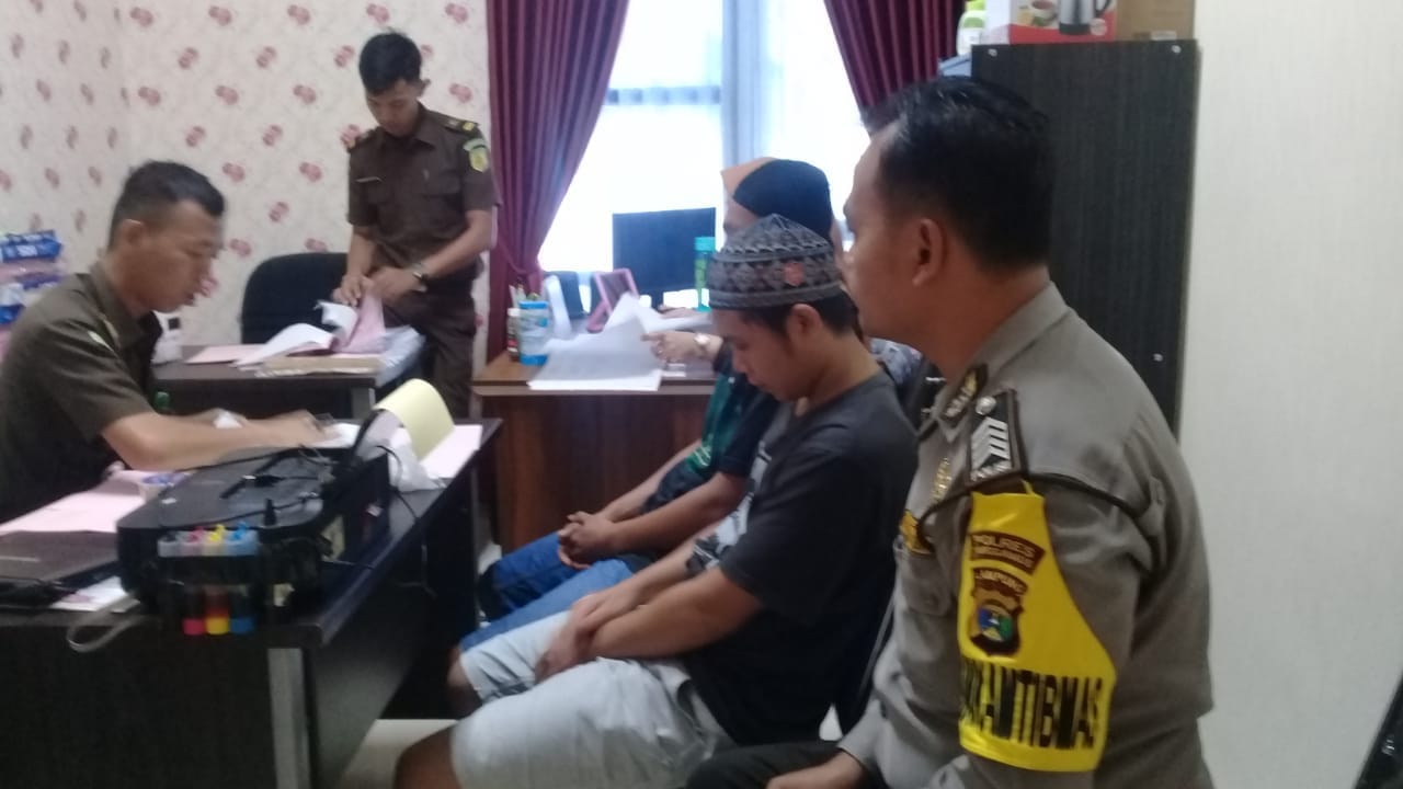 Polsek Pardasuka Limpahkan Dua Tersangka Pencuri Sepeda Motor