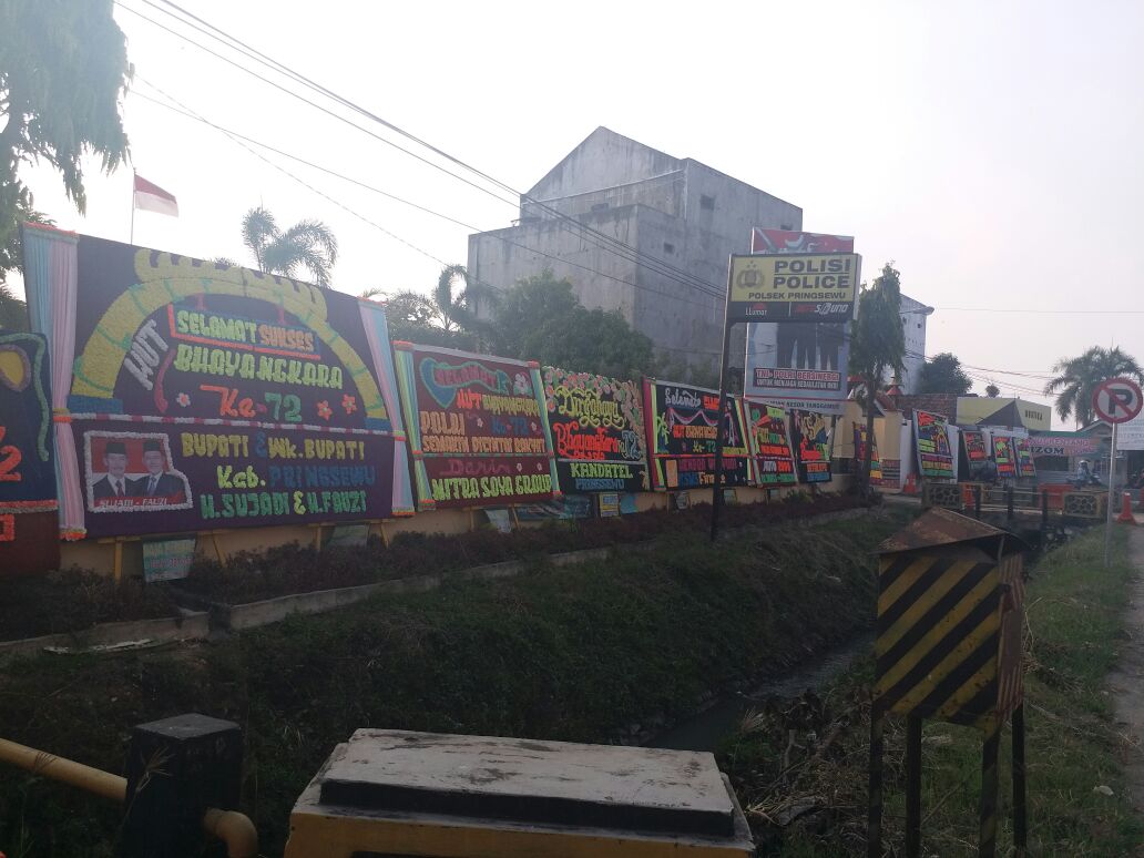 Karangan Bunga Banjiri Polsek Pringsewu Kota