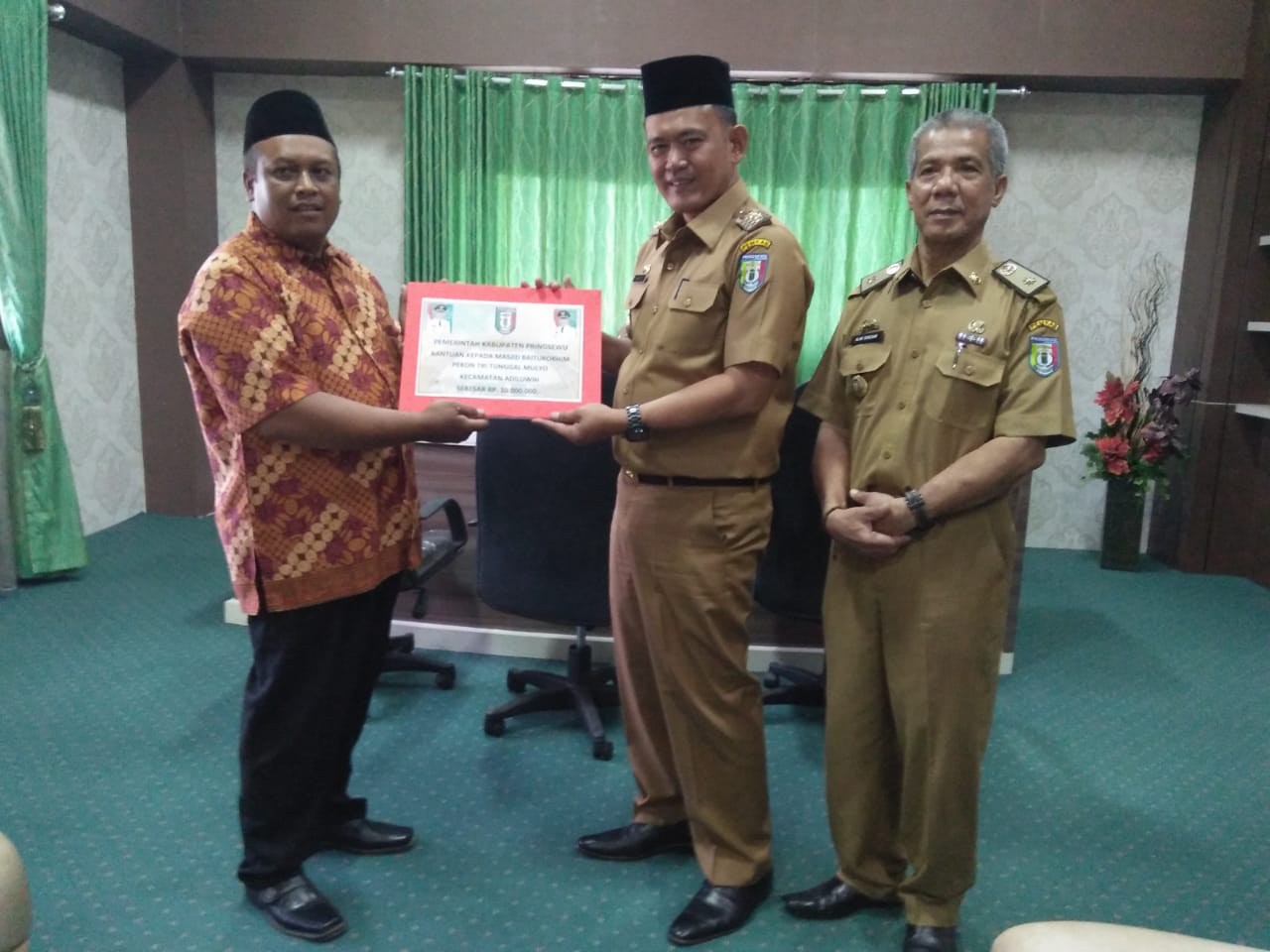 Wabup Pringsewu Serahkan Bantuan Hibah 4 Organisasi