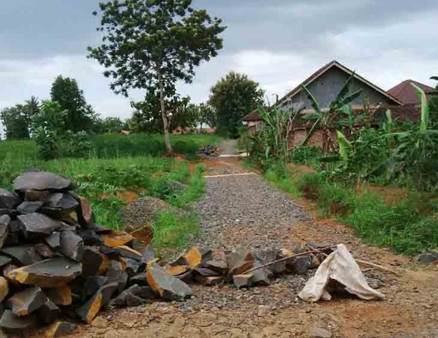 Warga Protes Soal Pembangunan Jalan Yang Terbengkalai di Lampura