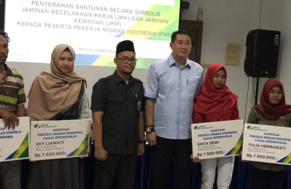 Sepuluh Orang PMI asal Lampung Terima Pencarian Klaim Jamsos