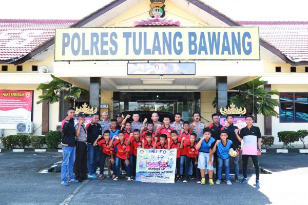 Kapolres Tulang Bawang Secara Simbolis Melepas Keberangkatan SSB INJ U-12 Untuk Bertanding di Tingkat Nasional