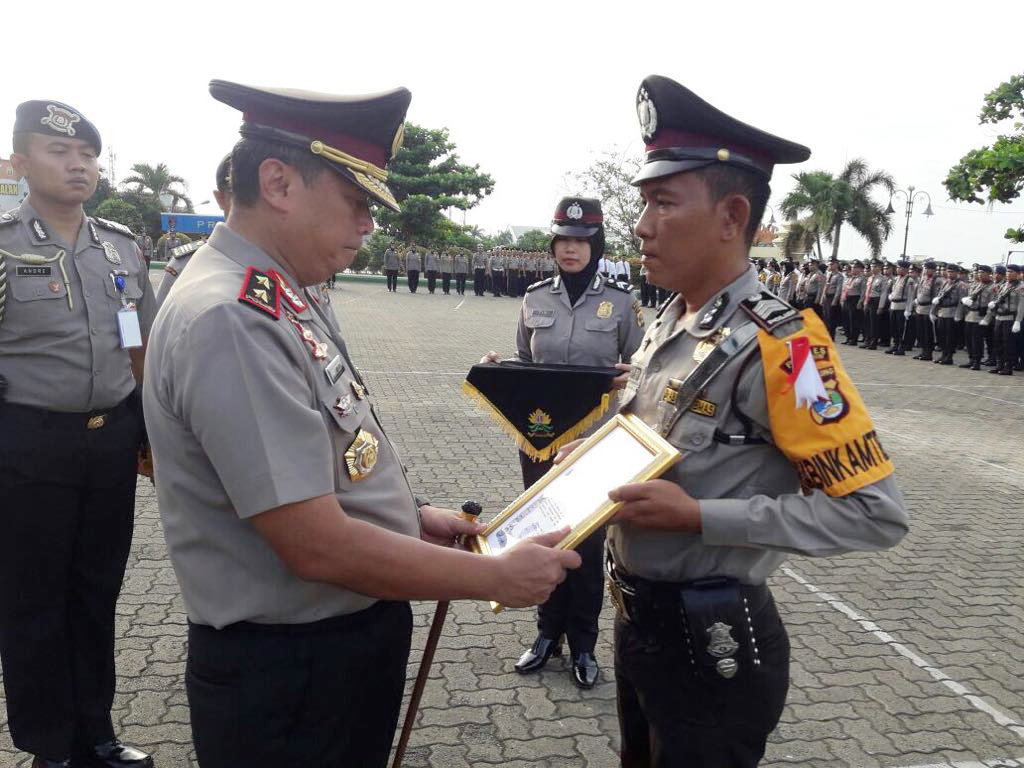 Kapolda Lampung Berikan Penghargaan Kepada Personil Polda Lampung dan Jajaran