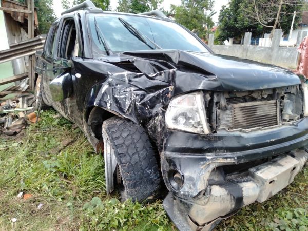 Mobil Milik Anggota DPDR Tubaba Tambrak Rumah Warga di Panaragan