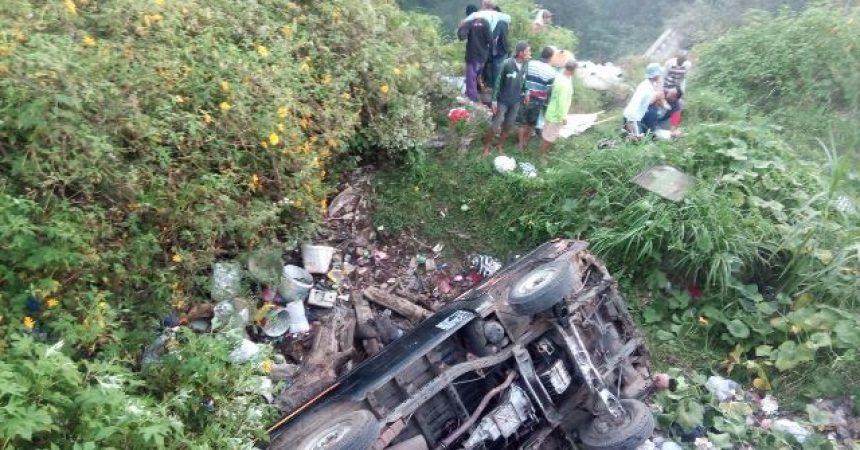 Mobil Pick Up Terjun ke Jurang, 23 Penumpang Terluka