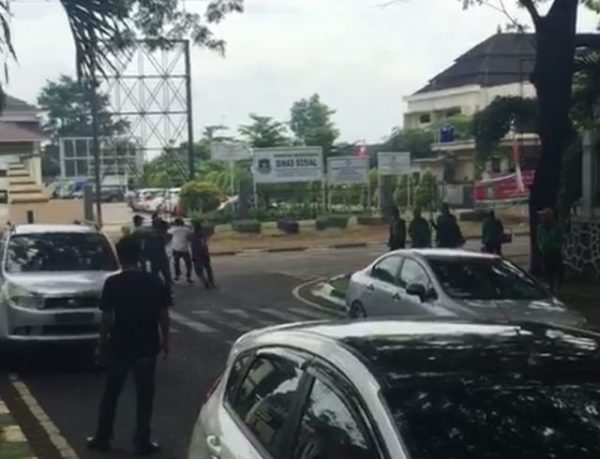 Keluar Dari Kantor Dinas Pendidikan Provinsi Banten, Ketua LSM Disambut Samurai Dan Golok