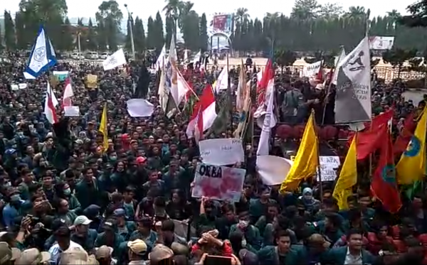 Tolak Revisi UU KPK dan RUKUHP Mahasiswa Kepung Gedung DPRD Lampung