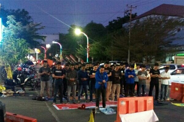 PMII Makassar Kepung Polrestabes Dan Shalat Ghaib Untuk Randi