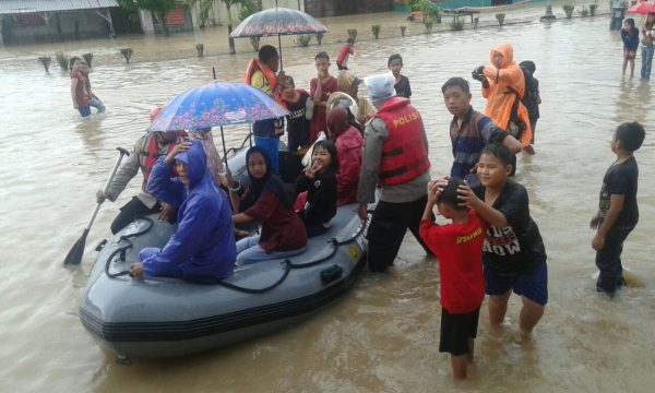 Polres Lamtim Berikan Evakuasi Korban Banjir Di Berbagai Kecamatan Wilayah Lamtim