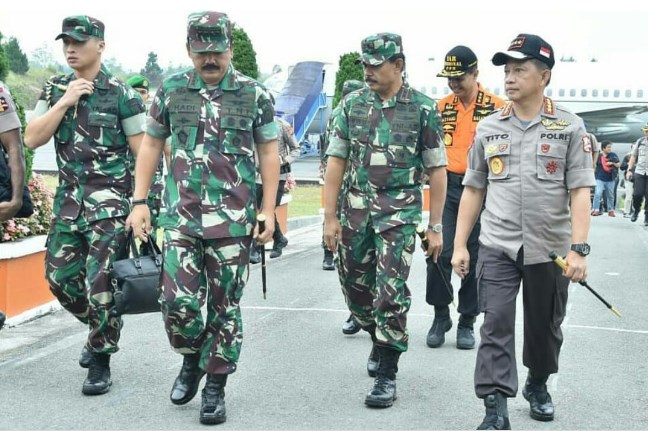 Kapolri dan Panglima TNI Tinjau Langsung Proses Evakuasi KM Sinar Bangun di Danau Toba